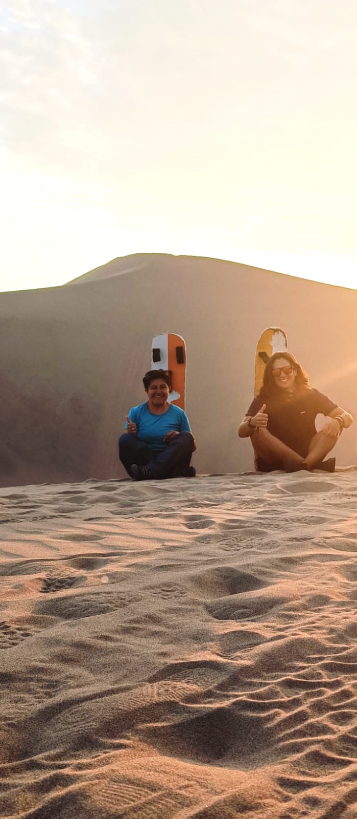 Rulas y Nancy, fundadores de la agencia de viajes Viaja Fun, en el desierto de la Huacachina,Perú.