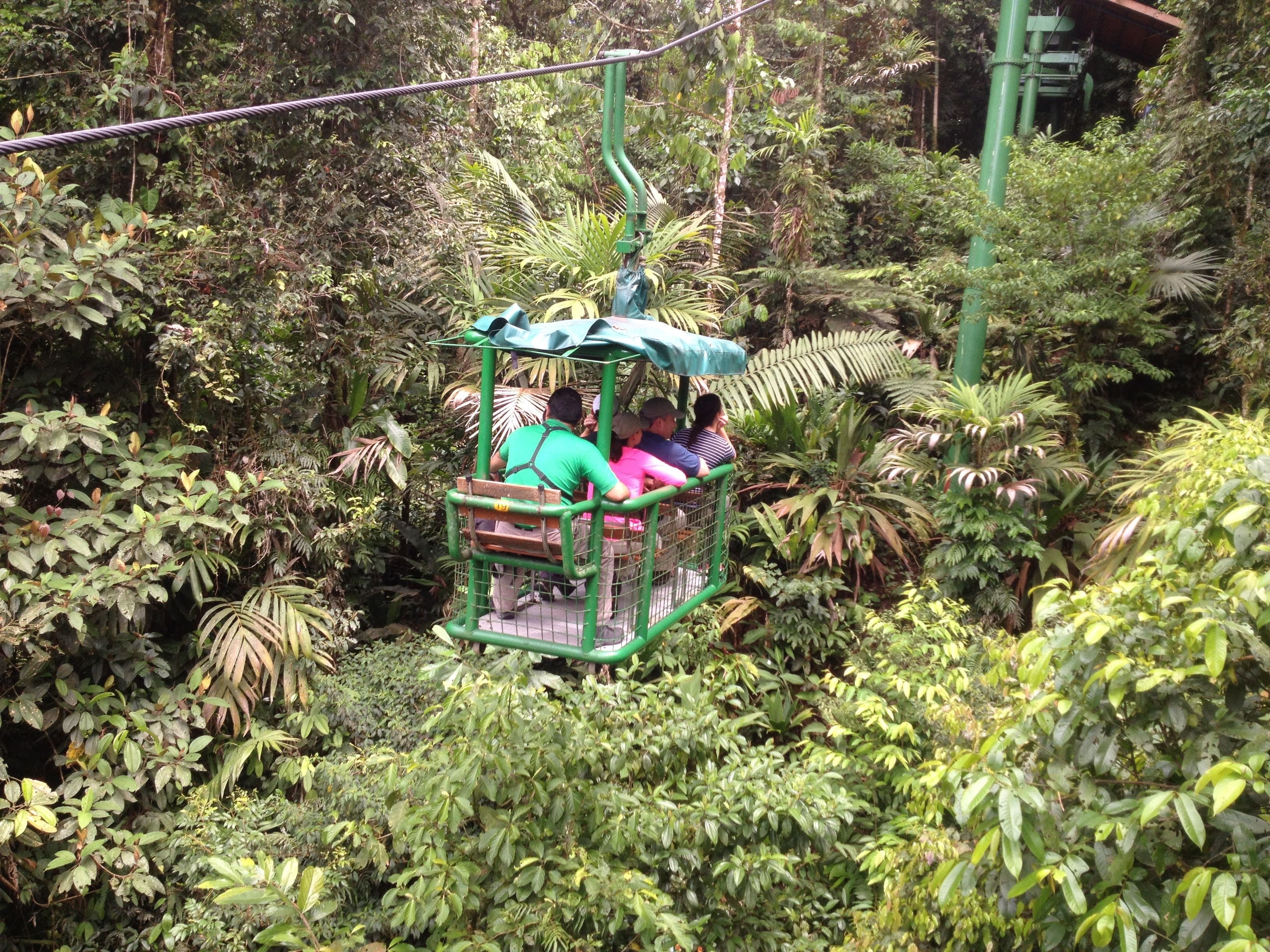 Familia disfrutando de un paquete turístico de Viaja Fun.