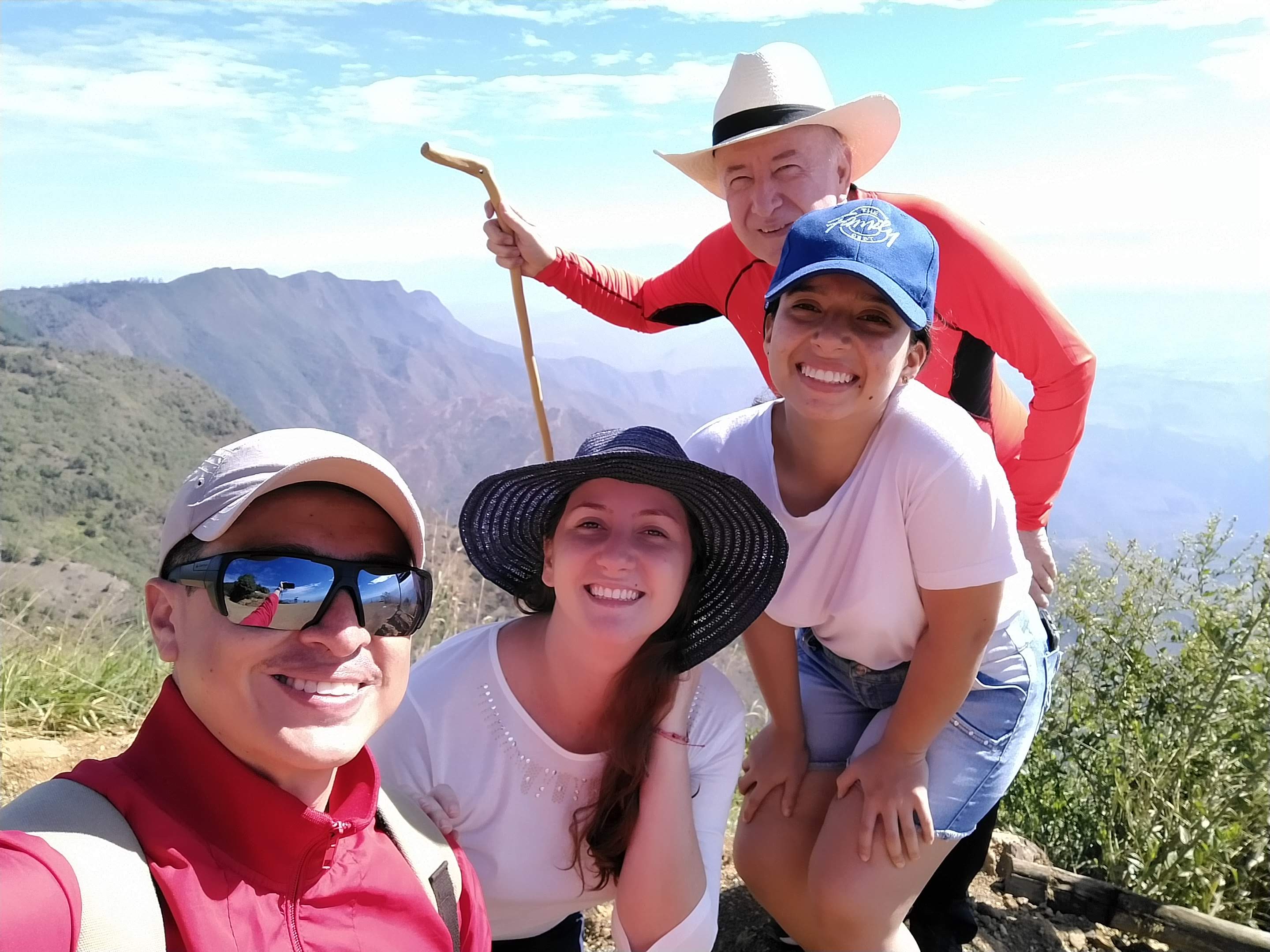 Pareja en su luna de miel con un viaje a la medida.